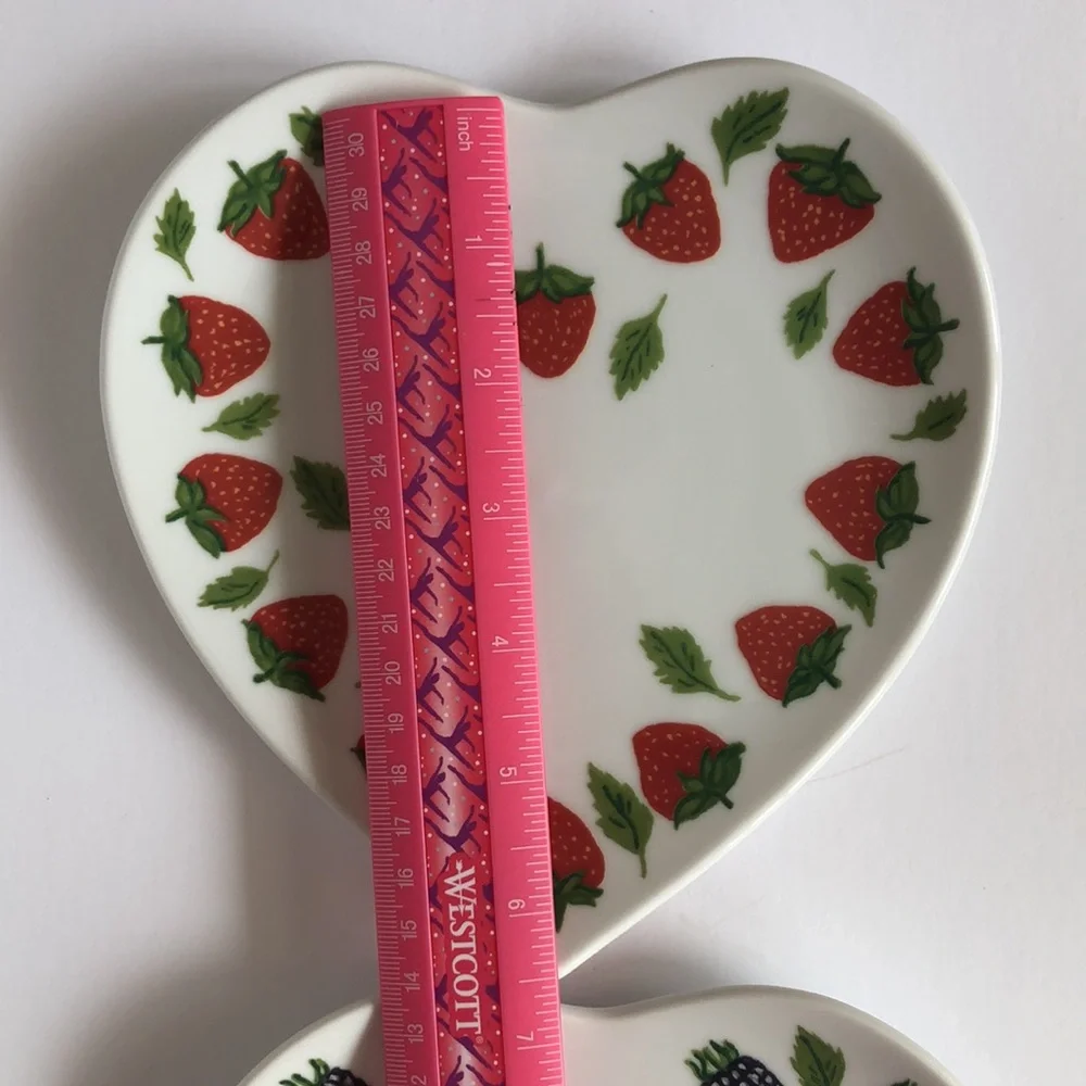 Williams Sonoma Heart Shaped Strawberry And Blackberry Dessert Plates